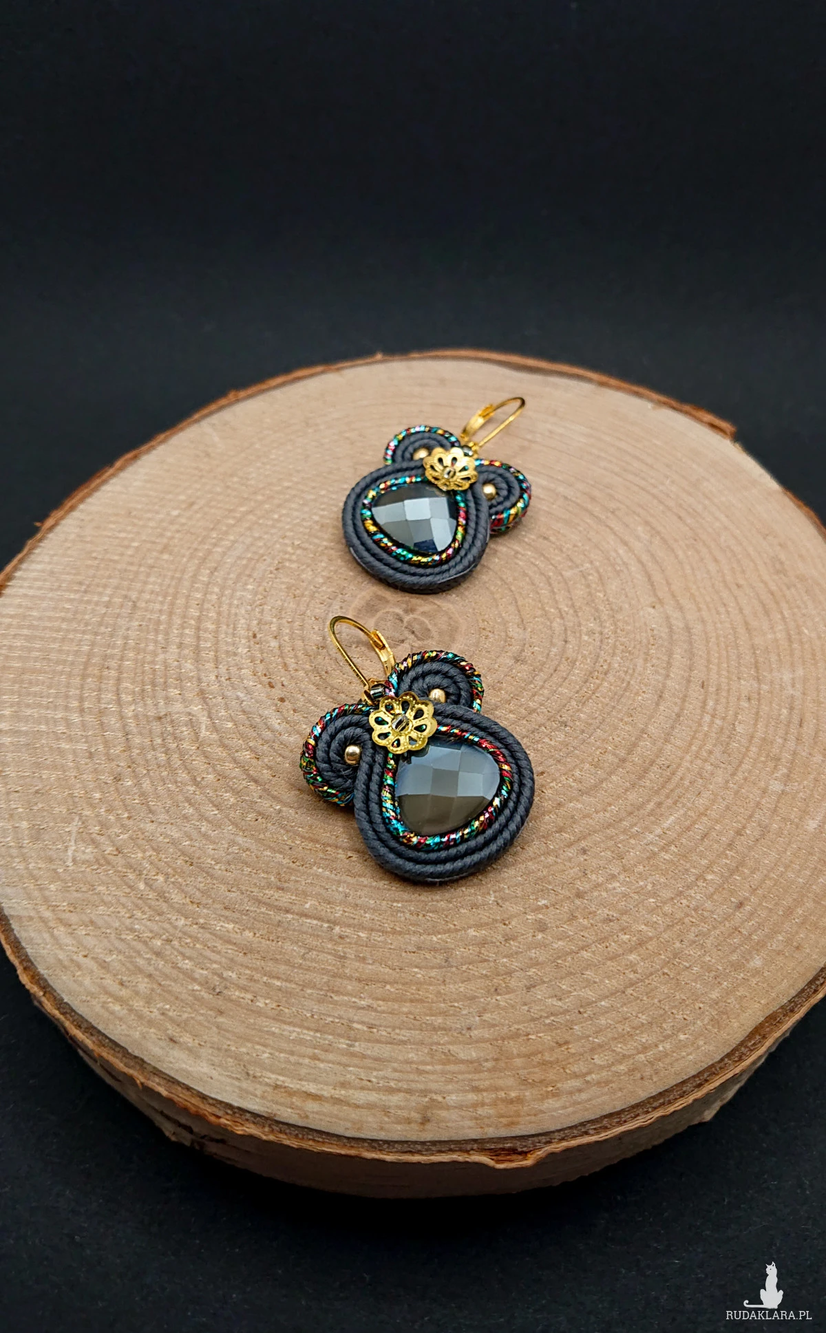 Szaro-kolorowe małe kolczyki sutasz